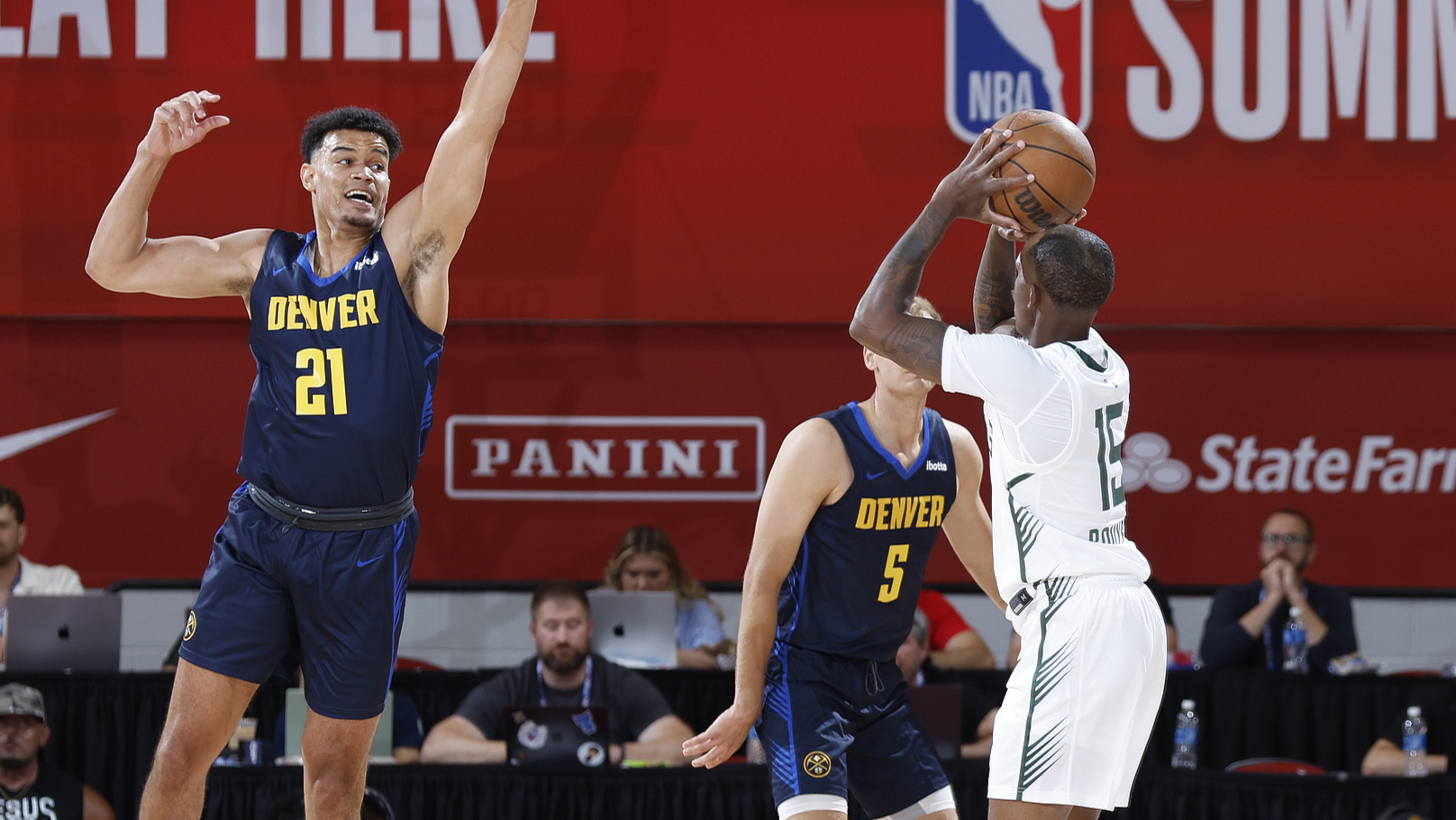 雄鹿球星三分绝杀，全场观众热烈欢呼，历史方式已经.的简单介绍