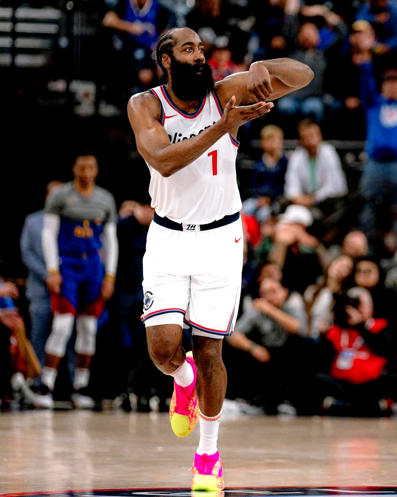 哈登连续十二场比赛得分超过问鼎冠军，日本队挑战极限！的简单介绍