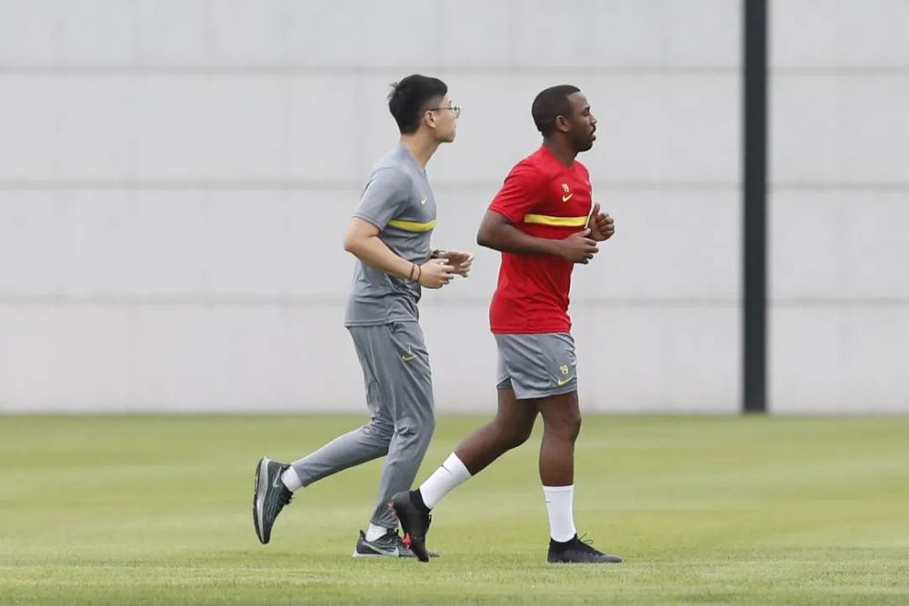 广州队训练开放日，今晨临场应变引欢呼，欧超杯在即，资深球员宣示担当的简单介绍